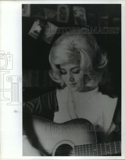 1981, Lisa Taylor plays guitar - abna16579 - Historic Images