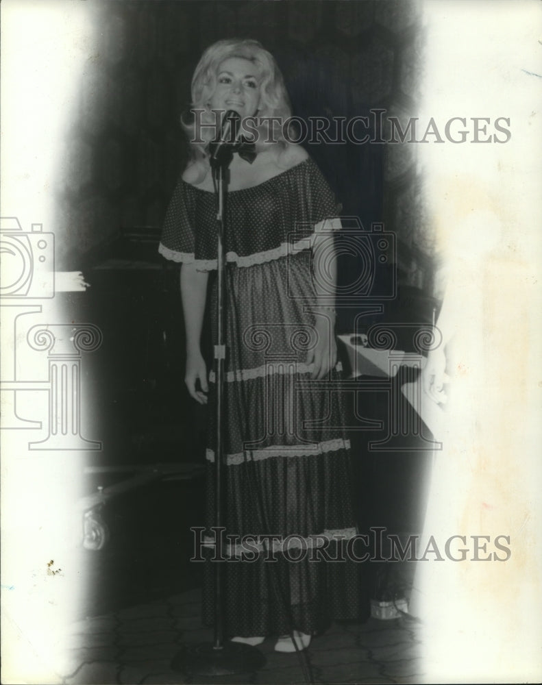 1981 Lisa Taylor stands behind microphone - Historic Images