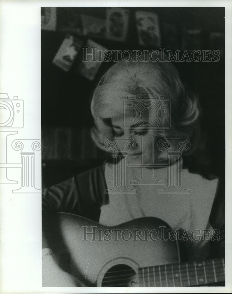 1981 Press Photo Lisa Taylor plays guitar - abna16582 - Historic Images