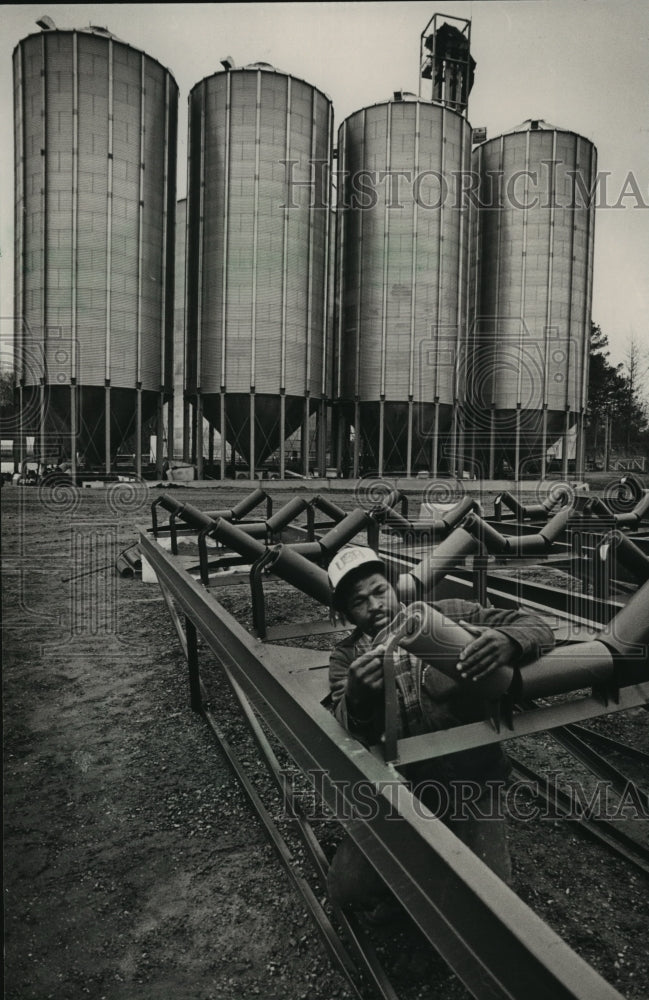 1985 Joe Hood, employe at Pickens County Port, Alabama - Historic Images