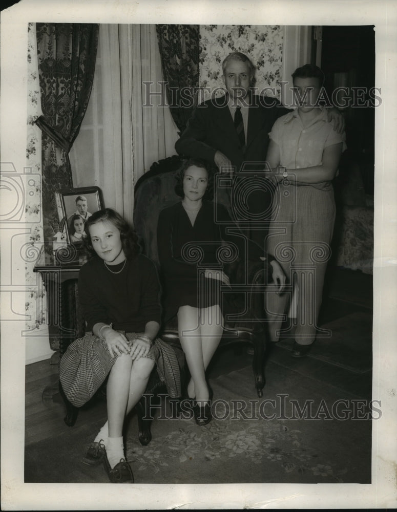 1946, Mr. &amp; Mrs. Gordon Persons, Daughter Elizabeth, Son Gordon Jr. - Historic Images