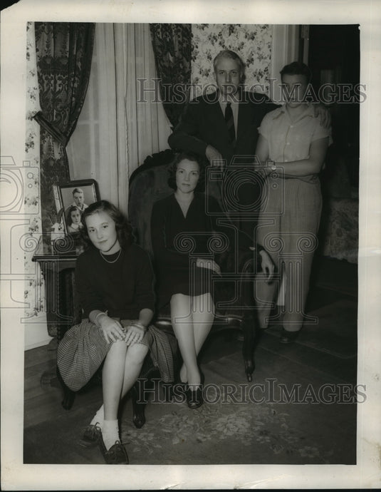 1946, Mr. & Mrs. Gordon Persons, Daughter Elizabeth, Son Gordon Jr. - Historic Images
