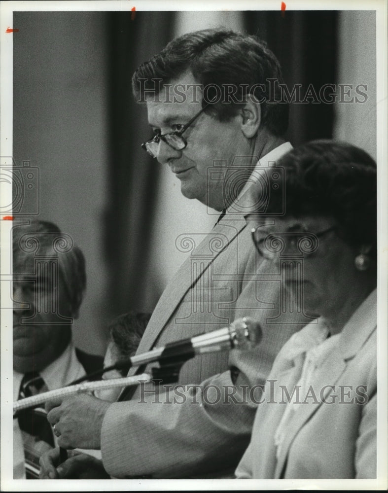 1983, John Pemberton, House of Representatives Clerk, unknown lady - Historic Images