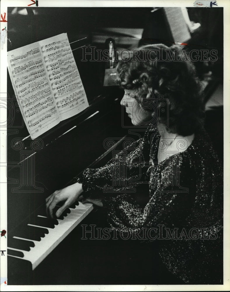 1981, Allison Lee, pianist - abna16642 - Historic Images