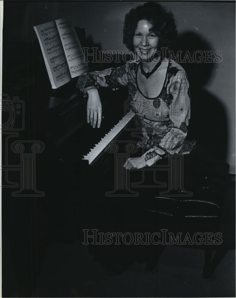 1986, Allison Lee, musician - abna16644 - Historic Images