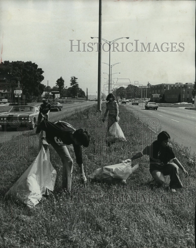 1977 Students Pick Up Litter Along Parkway East, Alabama - Historic Images