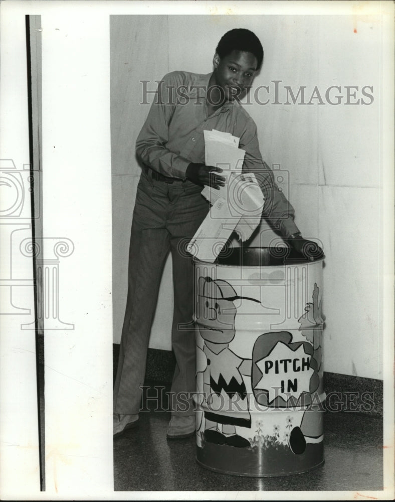 1979 Press Photo Gerald Holifield of Jackson Elementary School with Painted Can - Historic Images