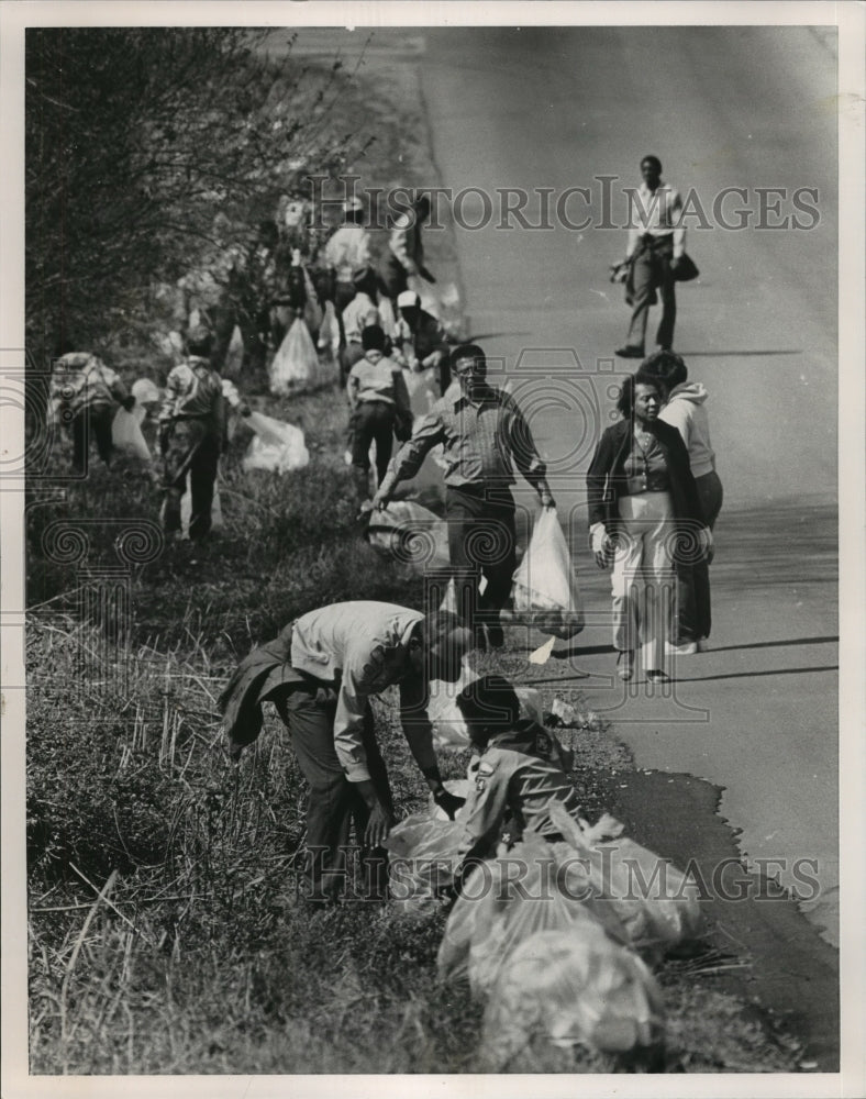 1986, Neighborhood Clean-Up Along Rutledge Road - abna16696 - Historic Images