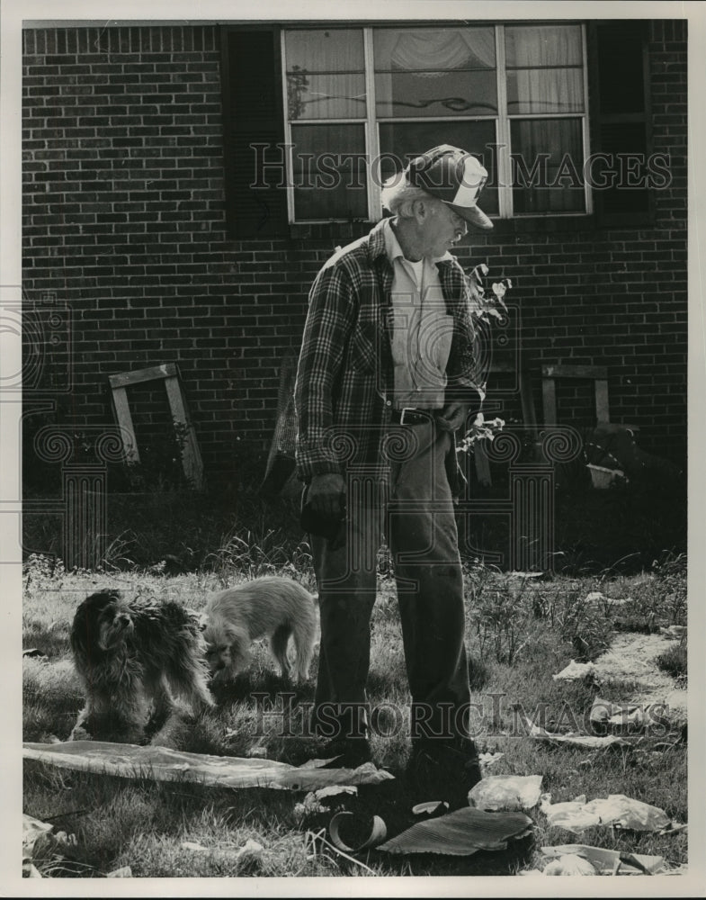 1986 Herman W. Edmonds Reviews Trash, Clean-up in Fairfield, Alabama - Historic Images