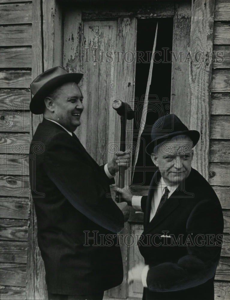 1966 Press Photo Carl Elliott and Mayor Herman Maddox Splinter Warehouse Door - Historic Images