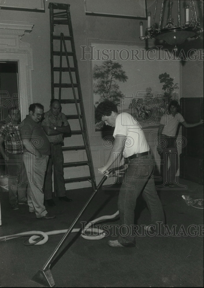 1978 Press Photo Workers Clean Water in Steagall&#39;s Office, Montgomery, Alabama - Historic Images