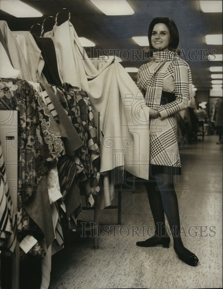 1969 Press Photo Cathy Muirhead, National Maid of Cotton, Looks at Fabrics - Historic Images