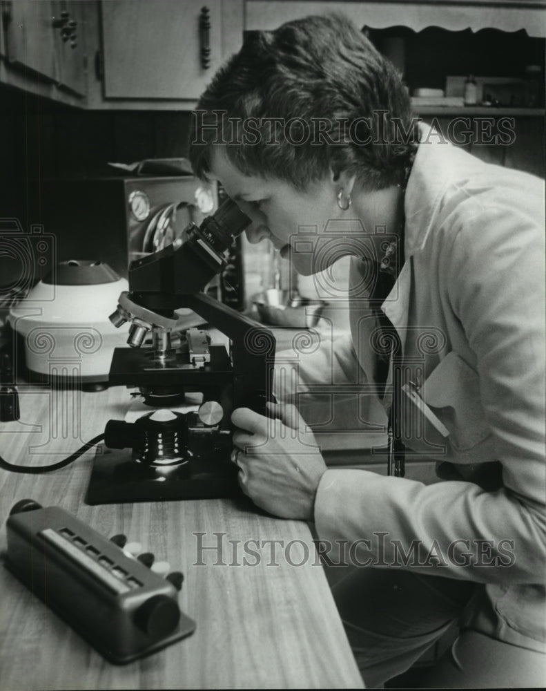 1981 Hazel Taylor at microscope at Family Practice Health Center - Historic Images