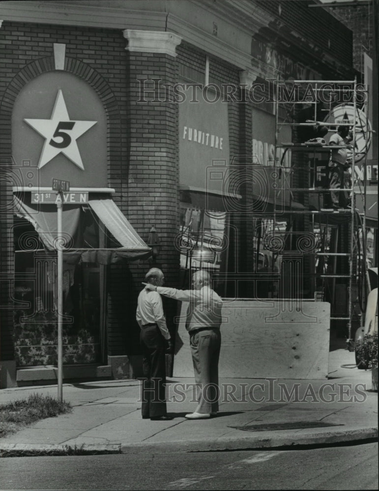 1960 Press Photo Merchant Jack Sellers Improving Building, Birmingham, Alabama - Historic Images