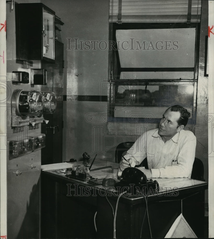 1950 Press Photo John W. Little monitors carbon monoxide in Bankhead Tunnel - Historic Images