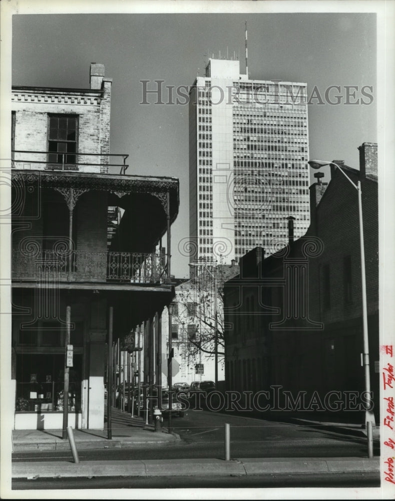 1982 Press Photo LaCede Motel, First National Bank - the old and the new Mobile - Historic Images