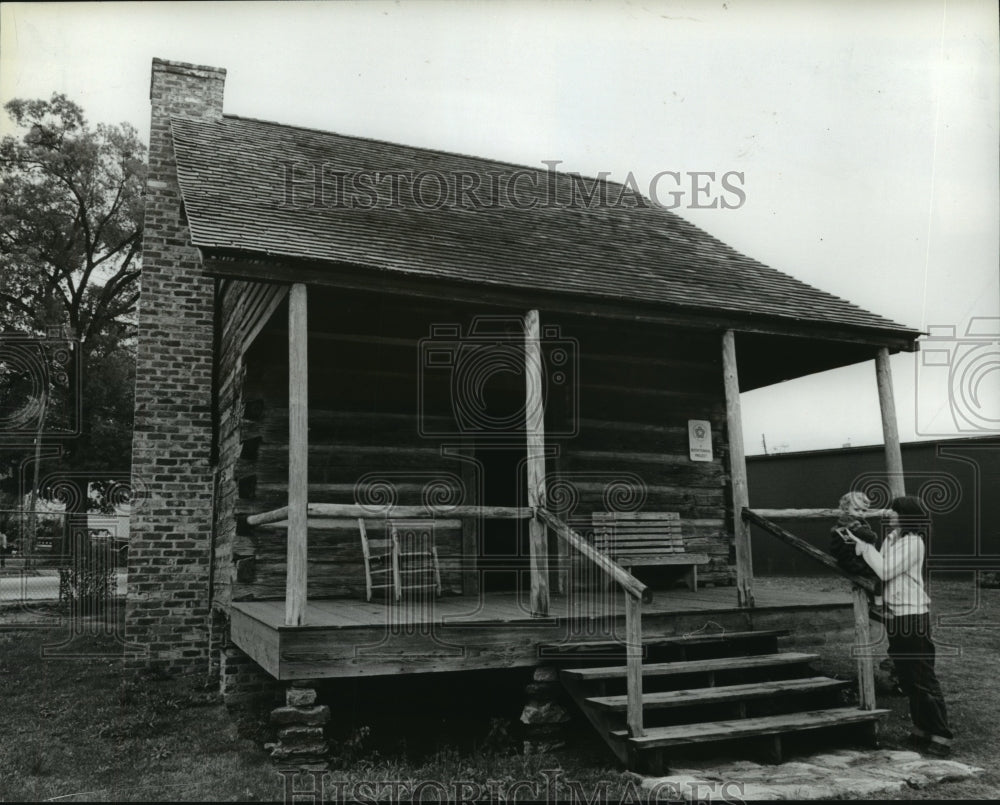 1982 Press Photo An 1820s log cabin made at Old North Hull Historic District - Historic Images