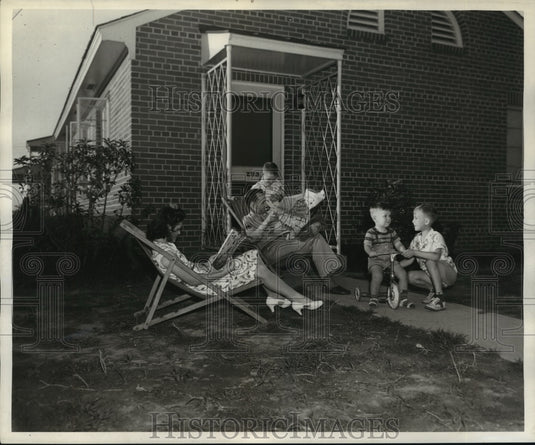1942 Press Photo Sergeant Ray M. Hawley and family, Federal Works Agency Home - Historic Images