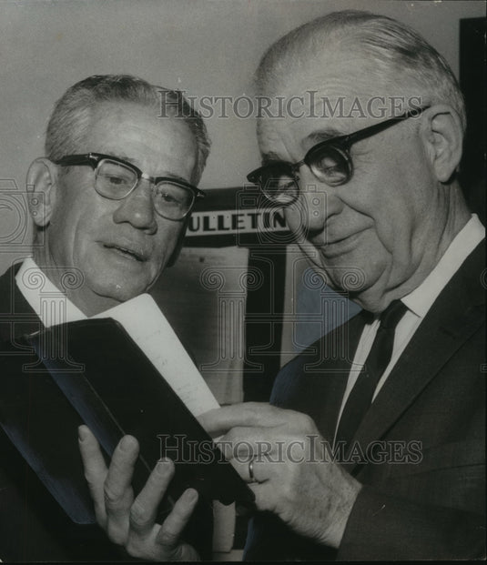1967 Press Photo Ocie Mccullough, Mayor of Tarrant, Alabama with Z. D. McCuen - Historic Images