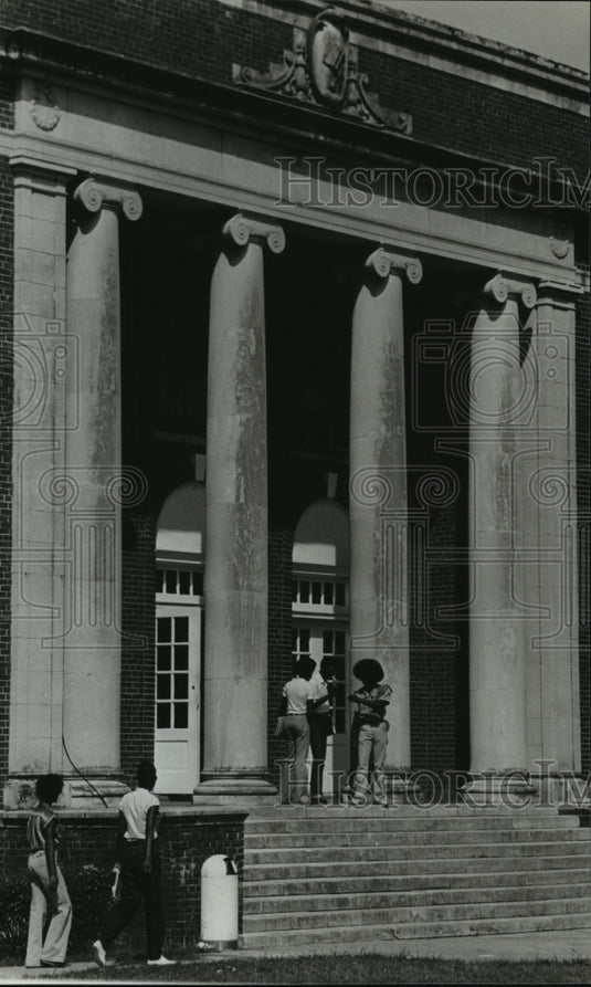 1980 Press Photo Students on steps of Miles College in Birmingham, Alabama - Historic Images