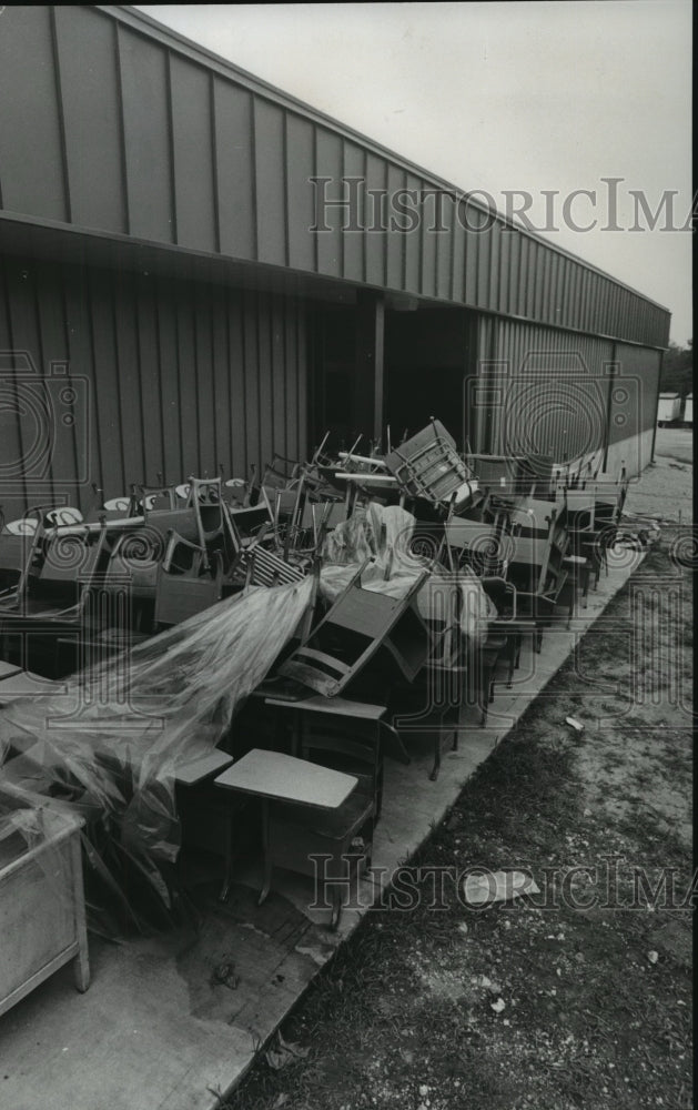 1975 Press Photo Furniture from Rutledge School piled outdoors in Midfield - Historic Images