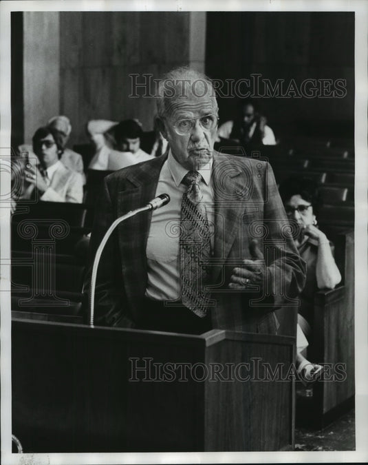 1977 Pilot Glenn Messer briefs Birmingham City Council on progress - Historic Images