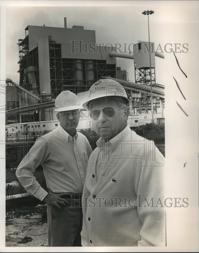 1985 Press Photo Sutton and Moore outside Scott Paper Company Plant in Mobile - Historic Images