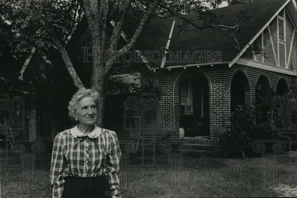 1982, Mrs. Mildred Laird in front of George C. Wallace Home, Alabama - Historic Images