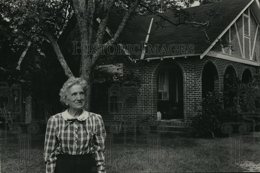 1982, Mrs. Mildred Laird in front of George C. Wallace Home, Alabama - Historic Images
