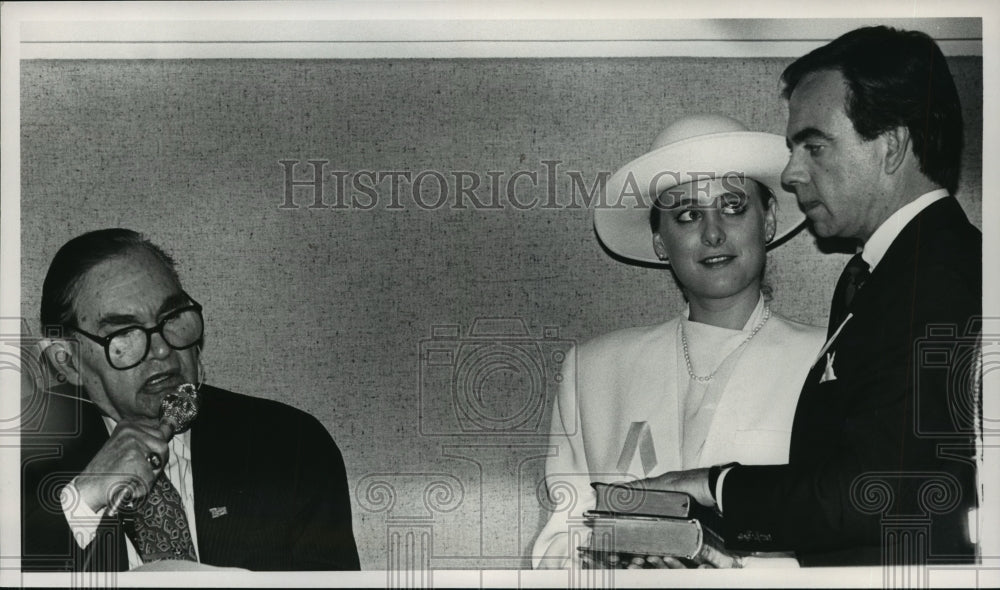 1991, Former Governor George Wallace swears in his son George Wallace - Historic Images