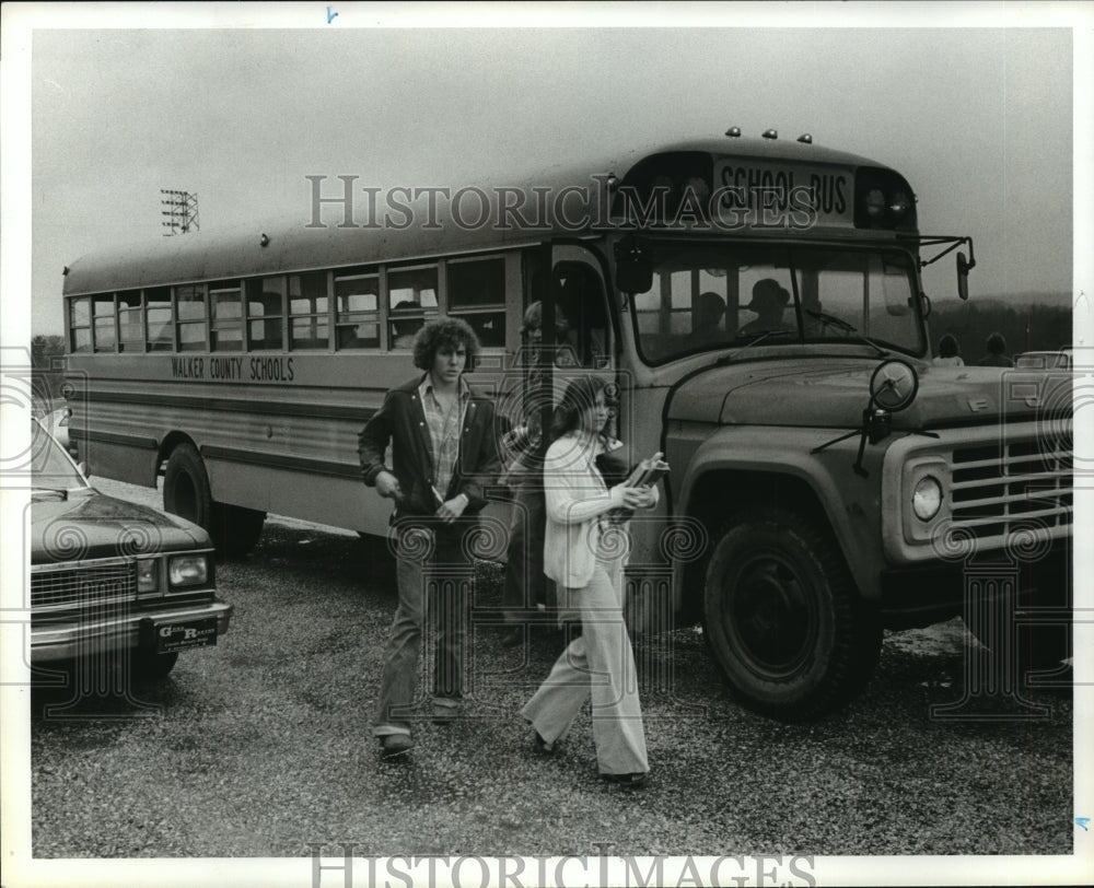 1980 Press Photo Dora High School Students take a long bus ride. Walker County - Historic Images