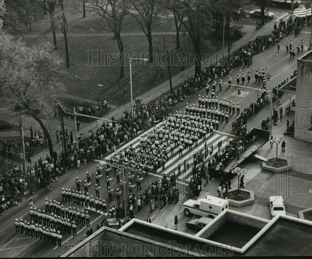 1979 Birmingham residents cheer Old Glory as Veterans Day Parade - Historic Images