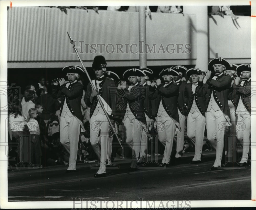 1981 Press Photo Old Guard Fife and Drum Corps from Washington D. C. in Parade - Historic Images