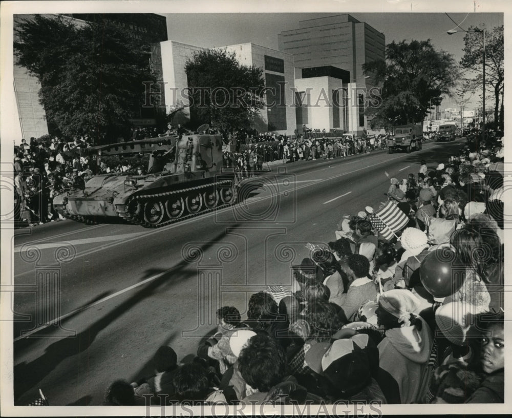 1986 Press Photo Veterans Day Parade reviewing Stand, Tank rolling through - Historic Images