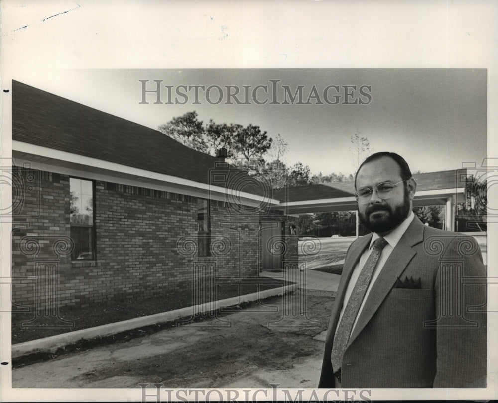 1986 Press Photo Jeffrey Mackey outside Vestavia Hills Alliance Church, Alabama - Historic Images