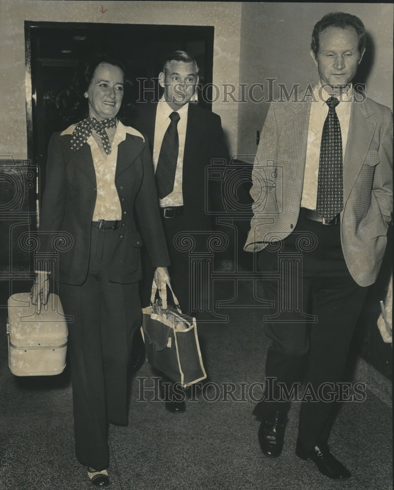 1976 Mrs. Gordon Zuck leaves courthouse  in Florida - Historic Images