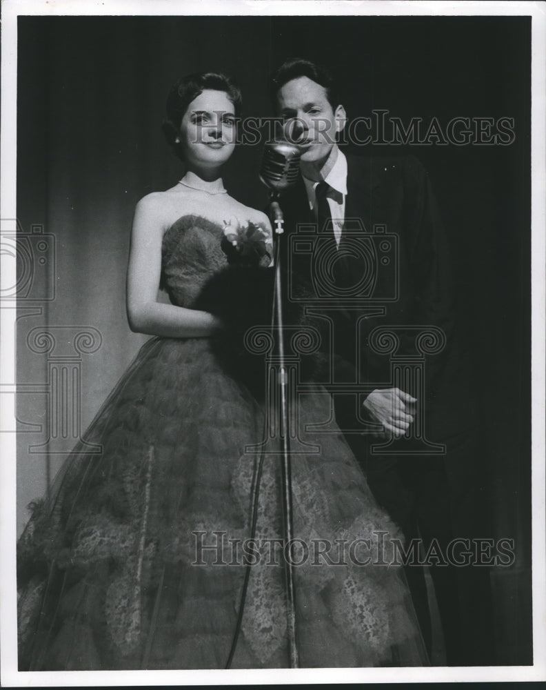 Press Photo Lili Gentle, actress, with unidentified man - abna17311 - Historic Images