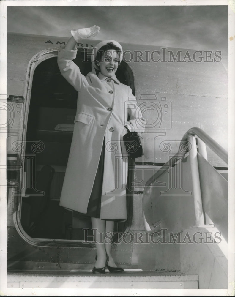 1955 Lili Gentle, actress, waving from plane, Birmingham, Alabama - Historic Images