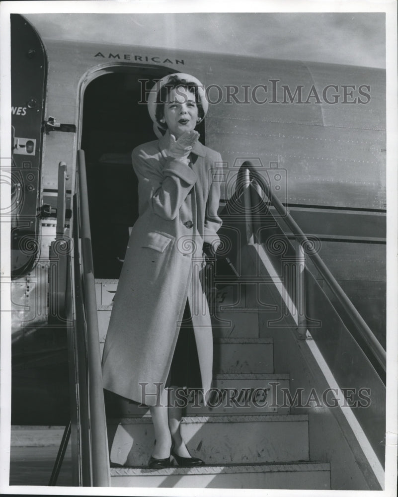Lili Gentle, actress, blows kisses from plane-Historic Images