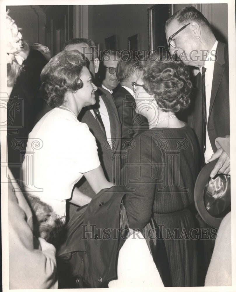 1966 Press Photo Mrs. Wallace talks to folk on running for Alabama governor - Historic Images