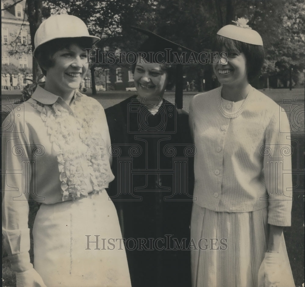 1967 Press Photo Lurleen Wallace with Sue Beck &amp; Linda Bolling at a graduation - Historic Images