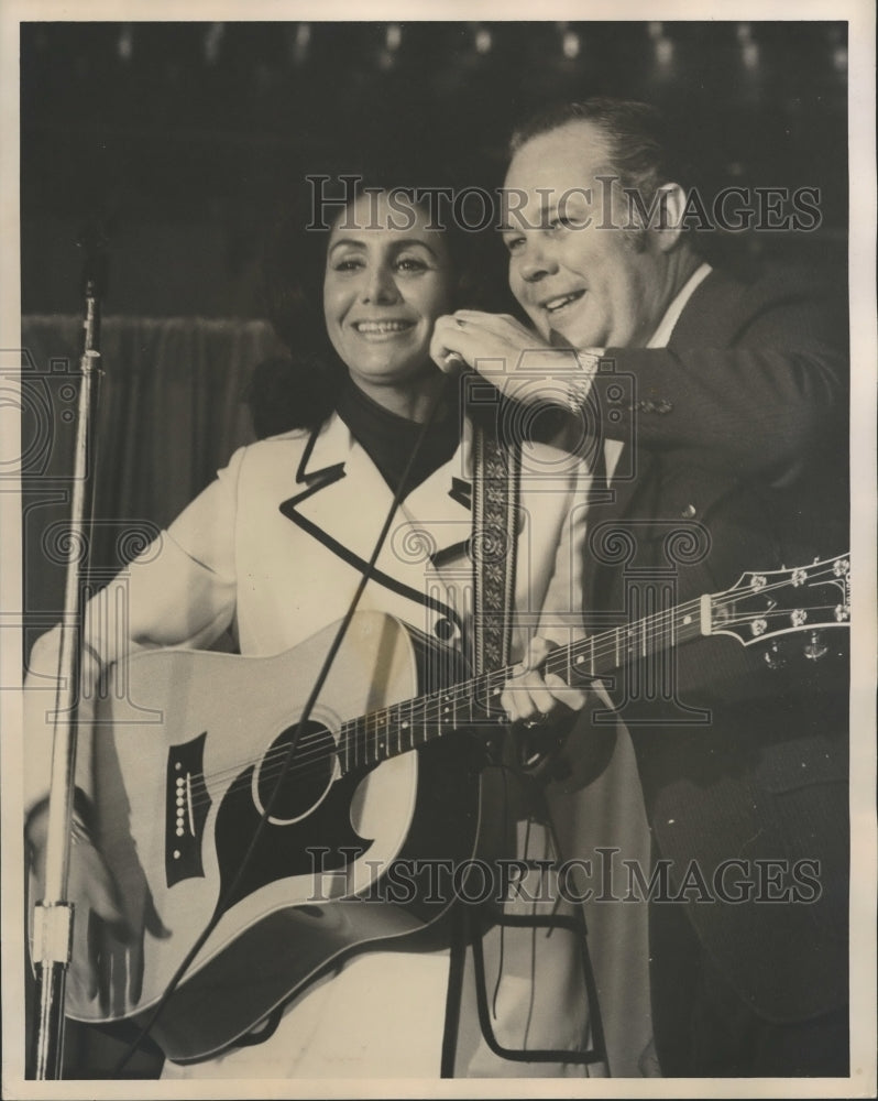 1972, Cornelia Wallace, wife of Alabama Governor, plays guitar - Historic Images