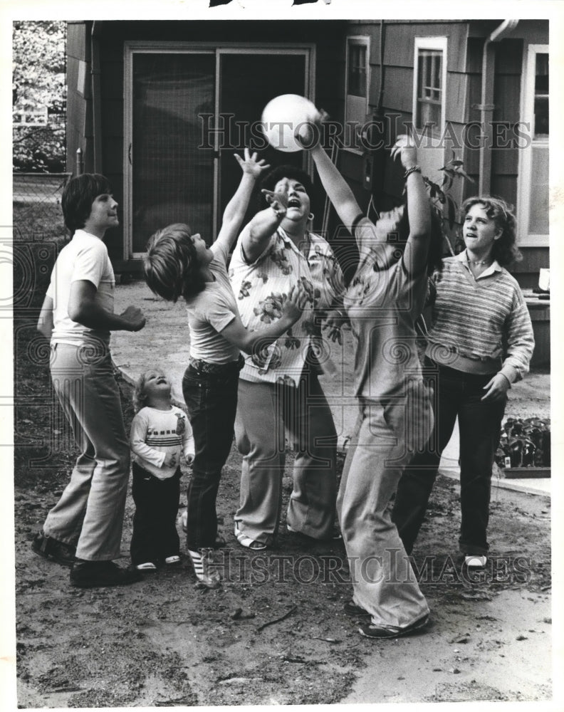 1979 Entertainer Freda Wallace plays ball with children - Historic Images