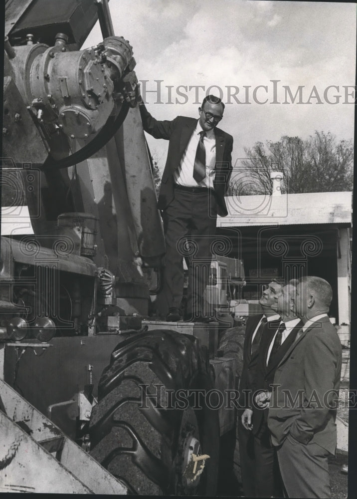 1970 Press Photo Inventor Brooks Wallace demonstrates his crane to others - Historic Images