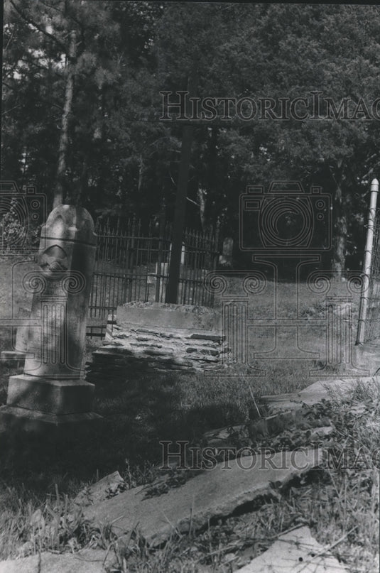 1984, Old cemetery in West Blocton, Alabama - abna17473 - Historic Images