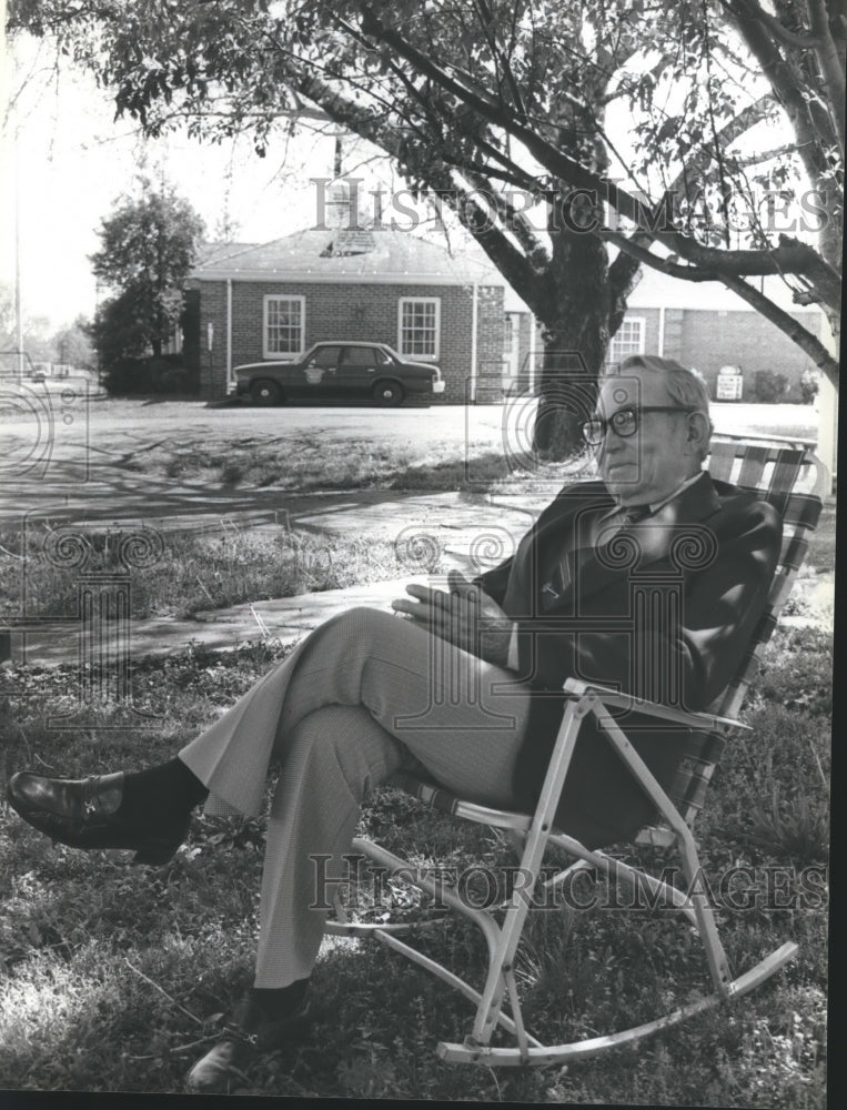 1980 Maurice West, Mayor of Graysville, resting in his back yard - Historic Images