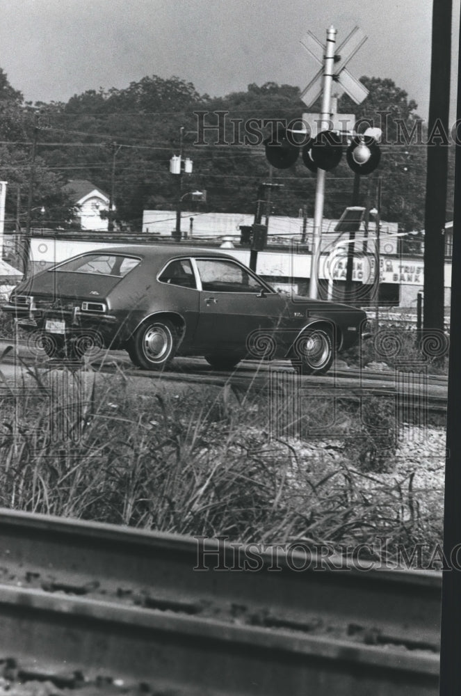 1979 Press Photo Driver crosses the railroad tracks at 55th Place Number - Historic Images