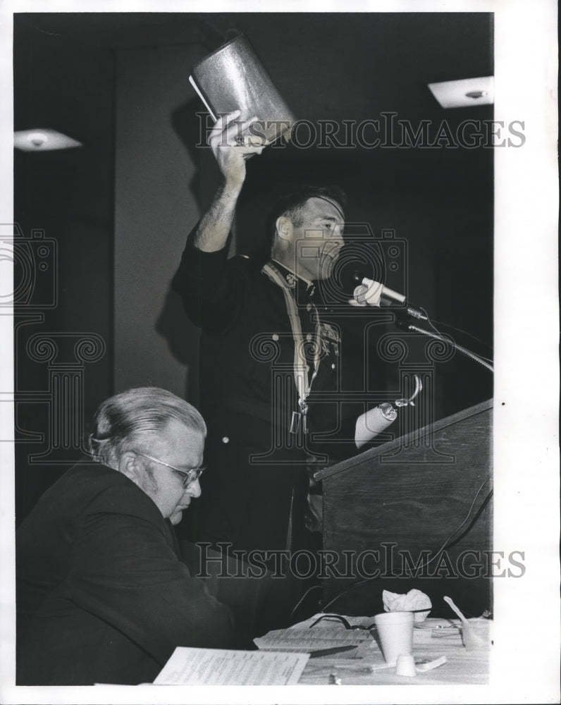 1978 Press Photo Lieutenant McClary holds Bible, Birmingham Mayor David Vann - Historic Images