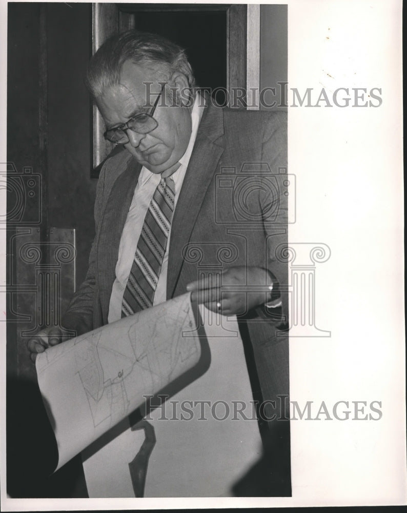 1985 Press Photo David Vann with maps and papers at City Council meeting Alabama - Historic Images