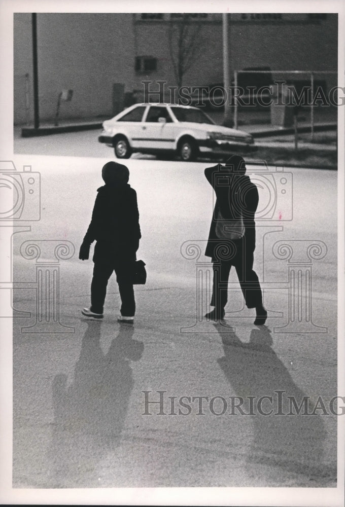 1988 Press Photo People Walking in the Snow Weather - abna17552 - Historic Images